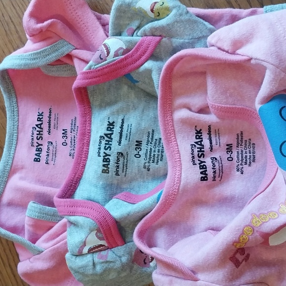 Lot of 3 Baby Shark Onsies 0-3m - Picture 6 of 6